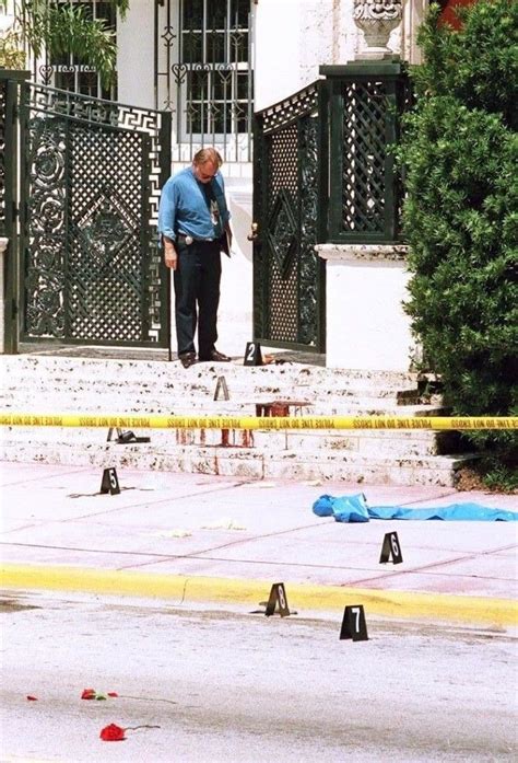 foto mvia ina con mantello gianni versace foto|50 Powerful Photos Taken After Gianni Versace's 1997 Murder.